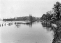 842873 Gezicht over het overstroomde Valleikanaal tussen de stuw Pothbrug te Woudenberg en de stuw te Amersfoort.